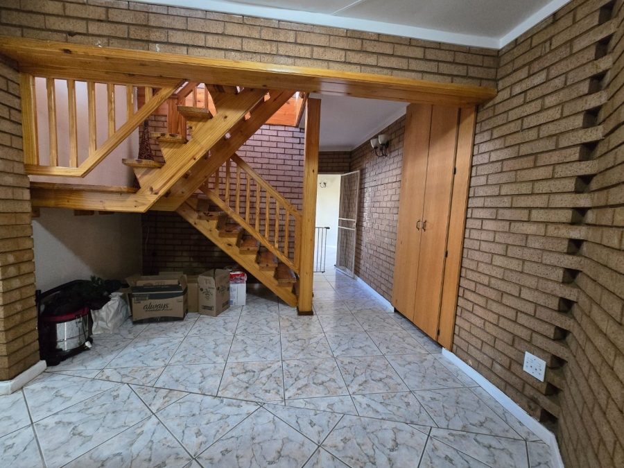 6 Bedroom Property for Sale in Mooivallei Park North West